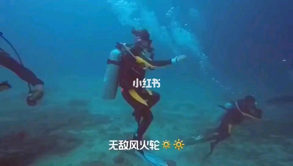 亚当玩高尔夫