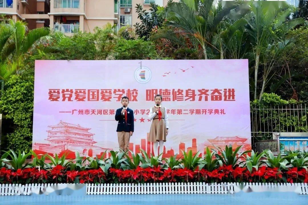 客服回应老人在地铁上强行乞讨:可拨打热线或告知工作人员