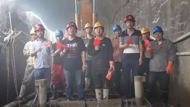 为情所困做傻事,男子跳楼被拽回,现场画面